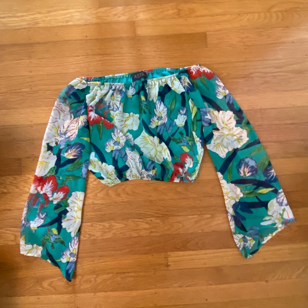 ASTR Off the shoulder crop